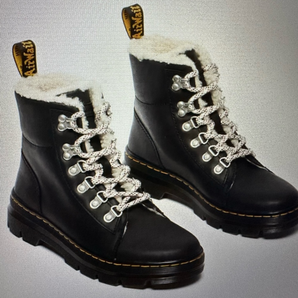 Dr Martens Combs lace up boot with box. Women’s Size 6 US. EUC. Docs